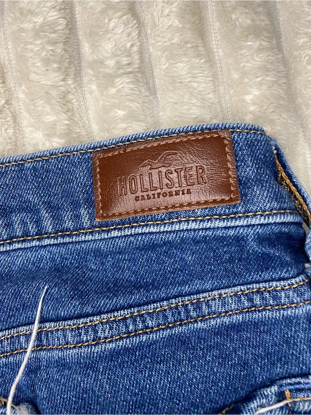 Hollister Women's Distressed Dark Wash Low-Rise Crop Boyfriend Jeans Size 1R 25